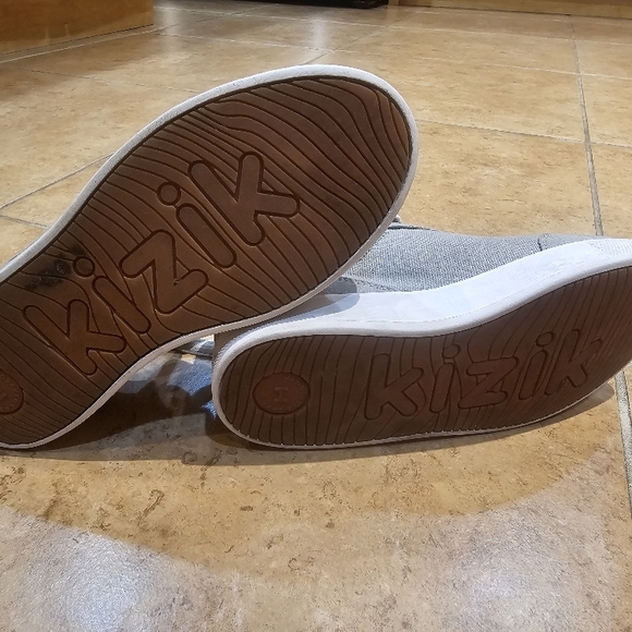 Gray Kizik Size 4.5 Big Boy Sneakers - Picture 5 of 5